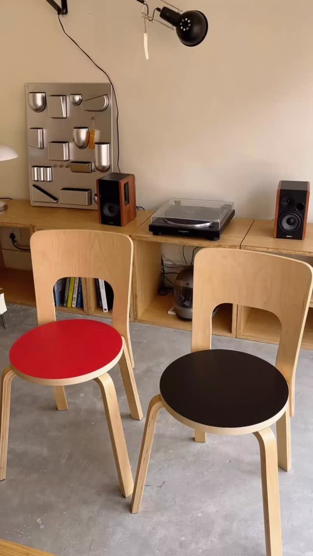 Mid Century Modern Items: 12 Ideas for Your Home 11 Two mid-century modern chairs with red and black seats in a minimalist room.