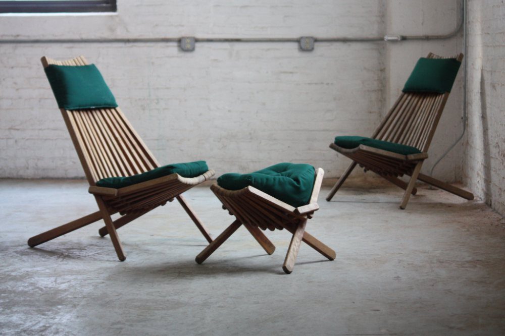 Wood Lounge Chair Ideas: 28 Styles from Teak to Mid-Century 16 Wooden slat lounge chairs and footrest with dark green cushions in a minimalist room.